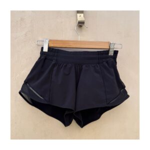 Short Lululemon Hotty Hot II negro mujer con forro interior y detalle de malla. De segunda mano. ropa usada curada por Amelie