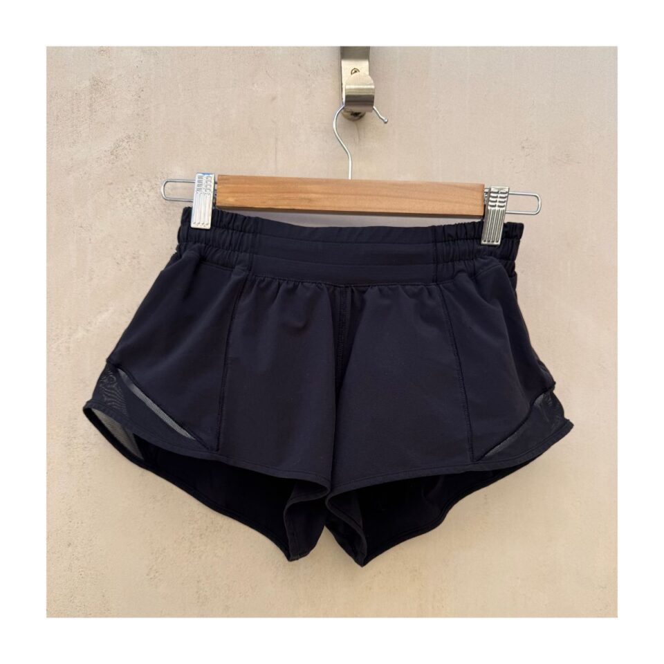 Short Lululemon Hotty Hot II negro mujer con forro interior y detalle de malla. De segunda mano. ropa usada curada por Amelie