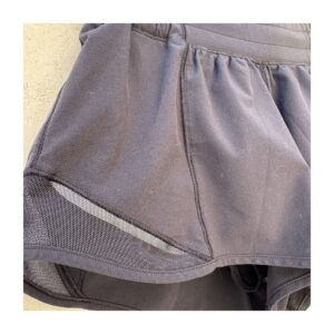 Short Lululemon Hotty Hot II negro mujer con forro interior y detalle de malla. De segunda mano. ropa usada curada por Amelie