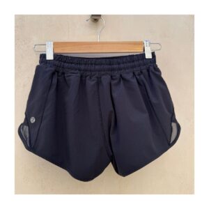 Short Lululemon Hotty Hot II negro mujer con forro interior y detalle de malla. De segunda mano. ropa usada curada por Amelie