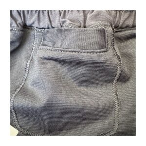 Short Lululemon Hotty Hot II negro mujer con forro interior y detalle de malla. De segunda mano. ropa usada curada por Amelie