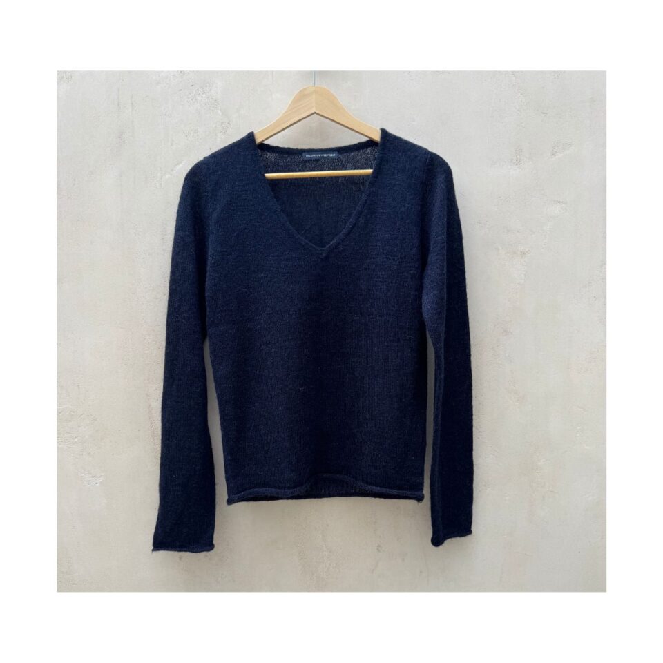 Sweater de segunda mano Andi Mohair V-Neck Brandy Melville en azul marino, mezcla de mohair y lana, escote en V, talla xs
