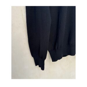 suéter negro de segunda mano de lana merino italiana cuello v club monaco talla m. Ropa usada curada por Amelie