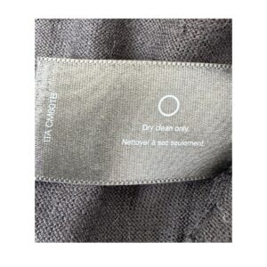 suéter negro de segunda mano de lana merino italiana cuello v club monaco talla m. Ropa usada curada por Amelie