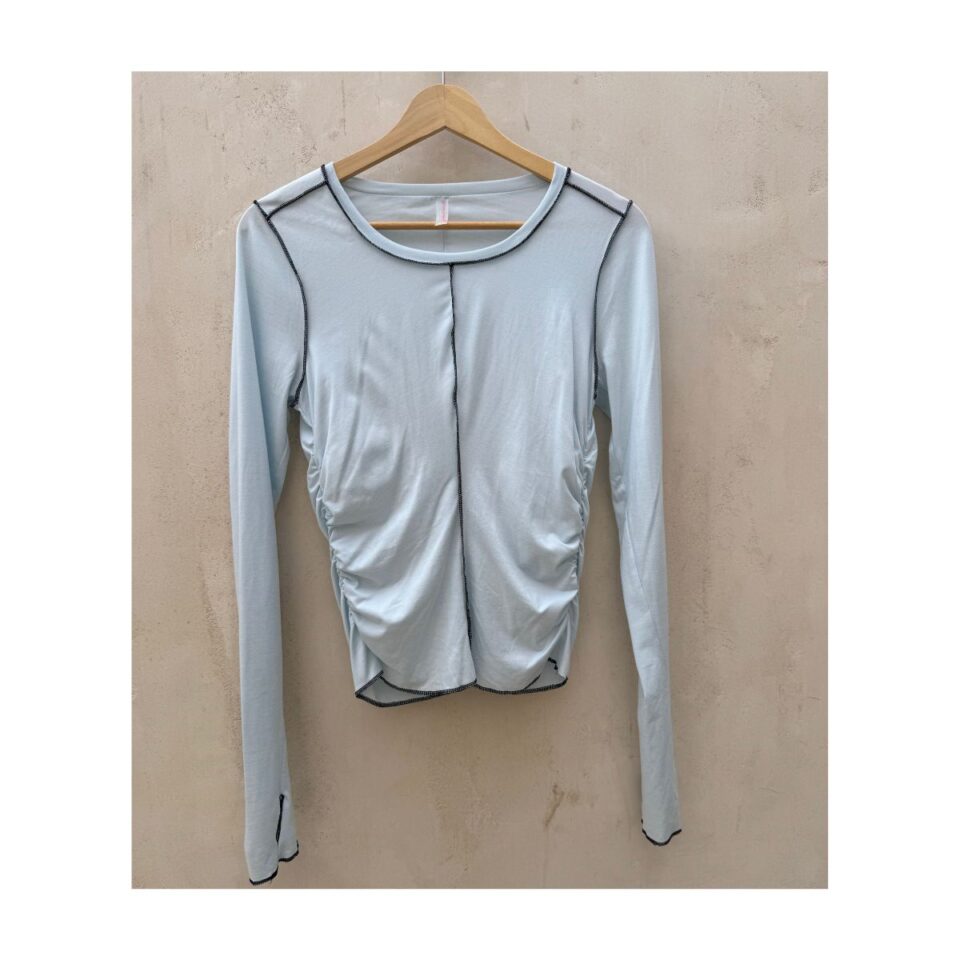 Top de free people movement en color azul con remates en negro , talla s. Athleisure.