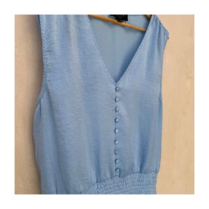 Top sin mangas azul celeste, ropa usada de Laundry by Shelli Segal con escote en V, botones forrados y cintura smock en talla M. de segunda mano