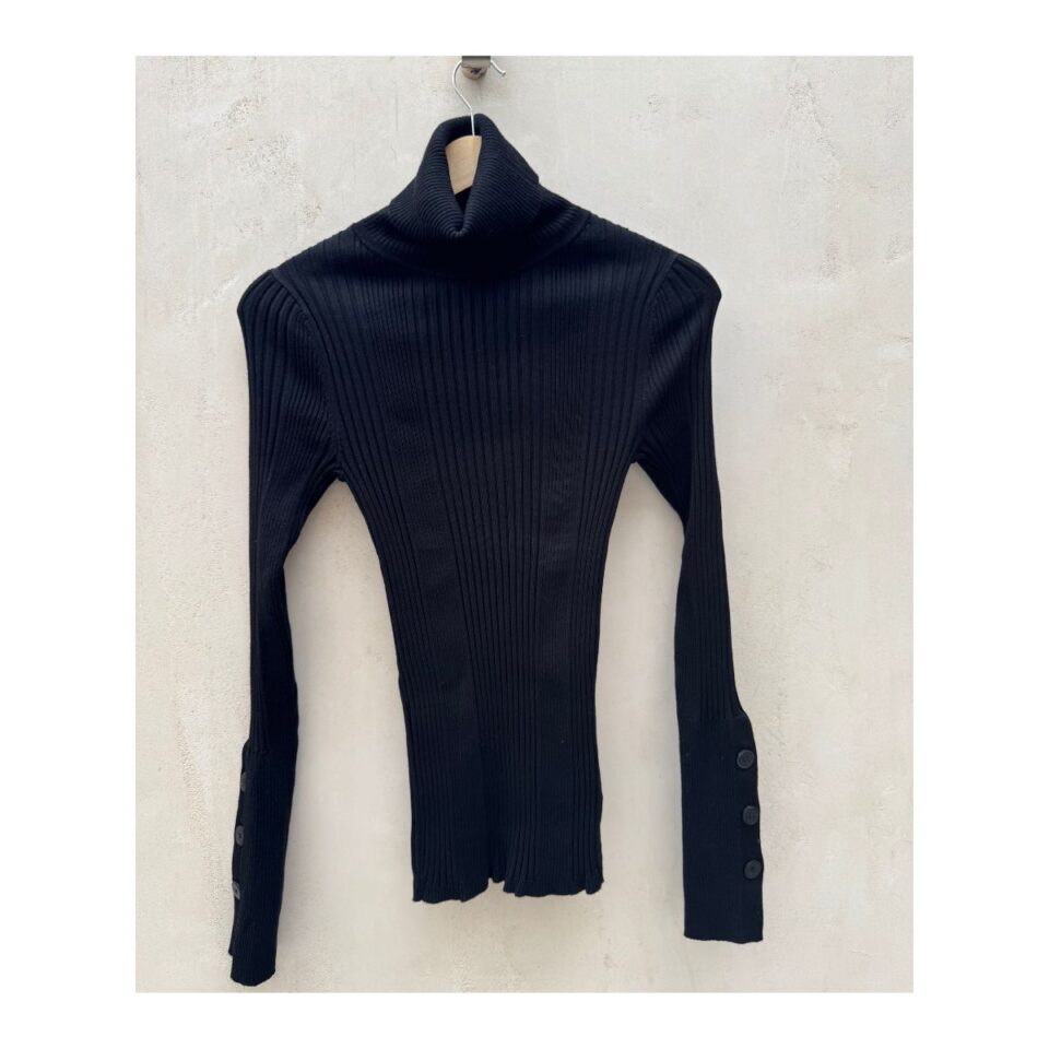 Top moth cuello alto en color negro y talla XS. Estilo minimalista. Ropa curada por Amelie