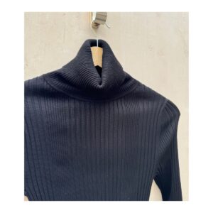 Top moth cuello alto en color negro y talla XS. Estilo minimalista. Ropa curada por Amelie
