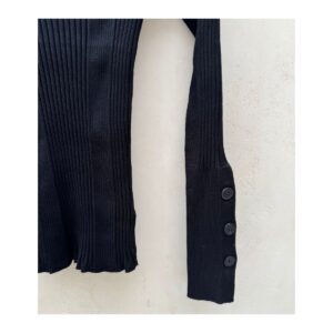 Top moth cuello alto en color negro y talla XS. Estilo minimalista. Ropa curada por Amelie