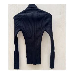 Top moth cuello alto en color negro y talla XS. Estilo minimalista. Ropa curada por Amelie