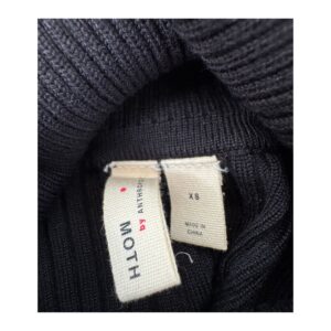 Top moth cuello alto en color negro y talla XS. Estilo minimalista. Ropa curada por Amelie