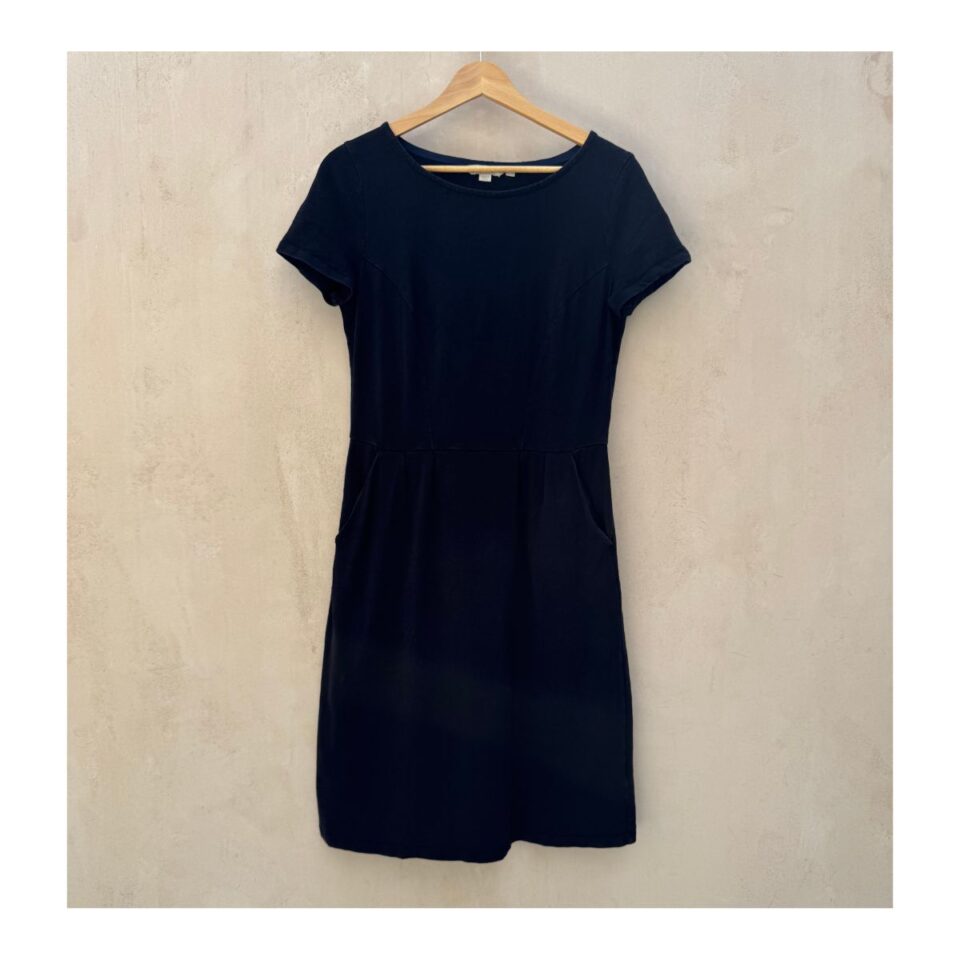 Vestido en 100% algodón negro, marca boden y talla 6 (M). Herencia británica y estilo preppy