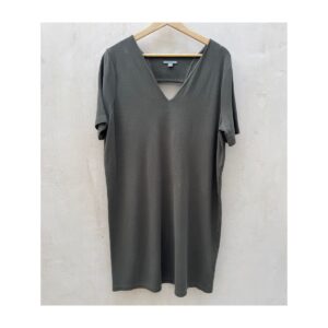 vestido camisero de algodón -segunda mano-100% color verde oliva de la marca COS, diseño minimalista con escote en V profundo, manga corta y detalle cruzado en espalda, talla M. ropa usada