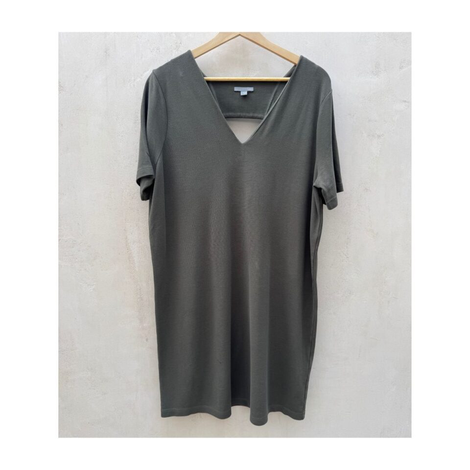 vestido camisero de algodón -segunda mano-100% color verde oliva de la marca COS, diseño minimalista con escote en V profundo, manga corta y detalle cruzado en espalda, talla M. ropa usada