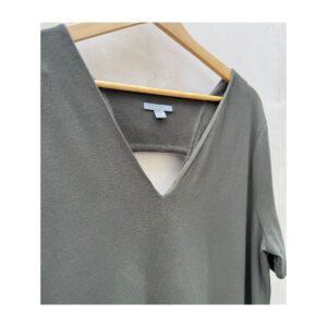 vestido camisero de algodón -segunda mano-100% color verde oliva de la marca COS, diseño minimalista con escote en V profundo, manga corta y detalle cruzado en espalda, talla M. ropa usada