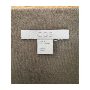 vestido camisero de algodón -segunda mano-100% color verde oliva de la marca COS, diseño minimalista con escote en V profundo, manga corta y detalle cruzado en espalda, talla M. ropa usada