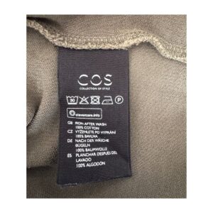 vestido camisero de algodón -segunda mano-100% color verde oliva de la marca COS, diseño minimalista con escote en V profundo, manga corta y detalle cruzado en espalda, talla M. ropa usada
