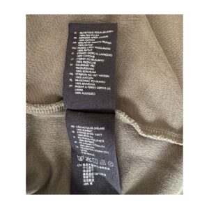 vestido camisero de algodón -segunda mano-100% color verde oliva de la marca COS, diseño minimalista con escote en V profundo, manga corta y detalle cruzado en espalda, talla M. ropa usada