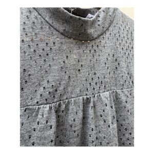 vestido corto BCBGeneration en gris melange, calado y con volantes. Talla S estilo soft girl