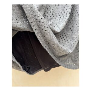 vestido corto BCBGeneration en gris melange, calado y con volantes. Talla S estilo soft girl