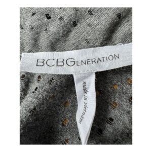 vestido corto BCBGeneration en gris melange, calado y con volantes. Talla S estilo soft girl
