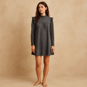vestido corto BCBGeneration en gris melange, calado y con volantes. Talla S estilo soft girl