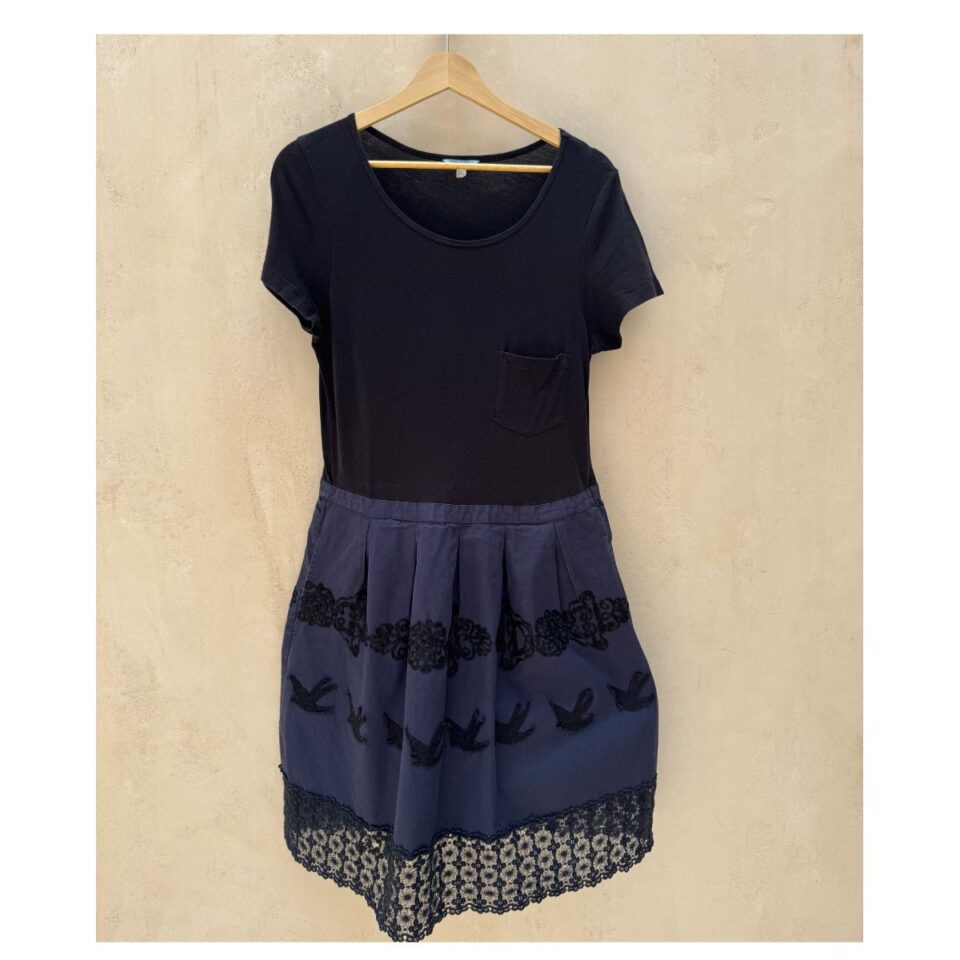 Vestido Leifnotes para Anthropologie en algodón con falda azul marino bordada y encaje floral, talla M.ropa usada de segunda mano