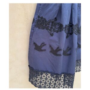 Vestido Leifnotes para Anthropologie en algodón con falda azul marino bordada y encaje floral, talla M.ropa usada de segunda mano