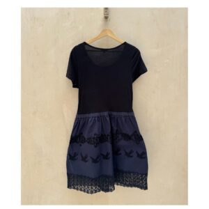 Vestido Leifnotes para Anthropologie en algodón con falda azul marino bordada y encaje floral, talla M.ropa usada de segunda mano