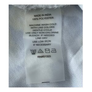 Vestido maxi floral en tonos oceánicos: capas de volantes vaporosos, estampado acuarela de flores índigo y amarillo sol sobre blanco puro. Cintura smocked y mangas flutter para un look cottagecore