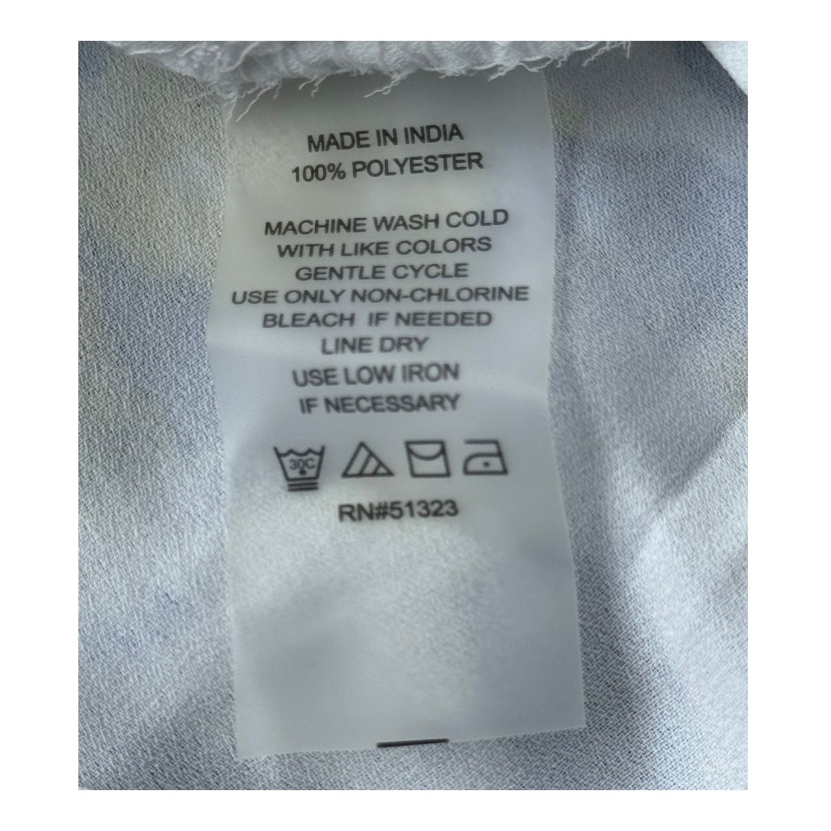 Vestido maxi floral en tonos oceánicos: capas de volantes vaporosos, estampado acuarela de flores índigo y amarillo sol sobre blanco puro. Cintura smocked y mangas flutter para un look cottagecore