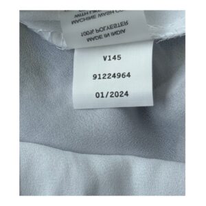 Vestido maxi floral en tonos oceánicos: capas de volantes vaporosos, estampado acuarela de flores índigo y amarillo sol sobre blanco puro. Cintura smocked y mangas flutter para un look cottagecore