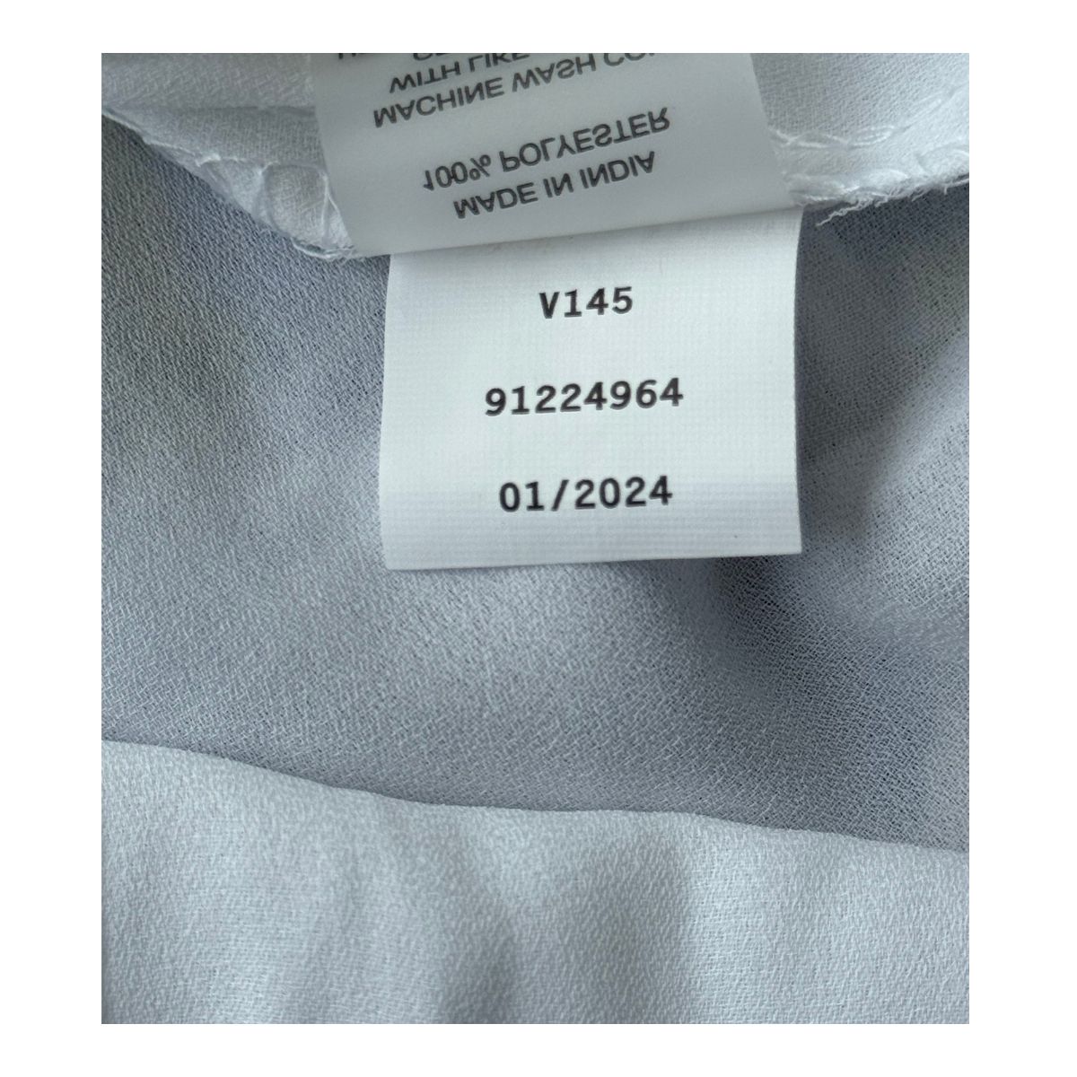 Vestido maxi floral en tonos oceánicos: capas de volantes vaporosos, estampado acuarela de flores índigo y amarillo sol sobre blanco puro. Cintura smocked y mangas flutter para un look cottagecore