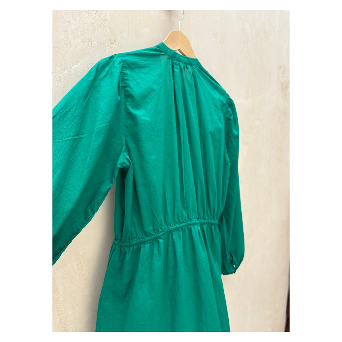 Vestido 100% algodón semi transparente en color verde botella. Talla 6 (S) ideal para verano y vacaciones. estilo preppy y minimalista