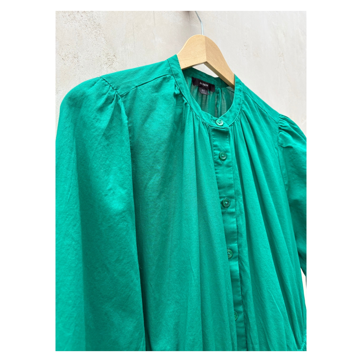 Vestido 100% algodón semi transparente en color verde botella. Talla 6 (S) ideal para verano y vacaciones. estilo preppy y minimalista