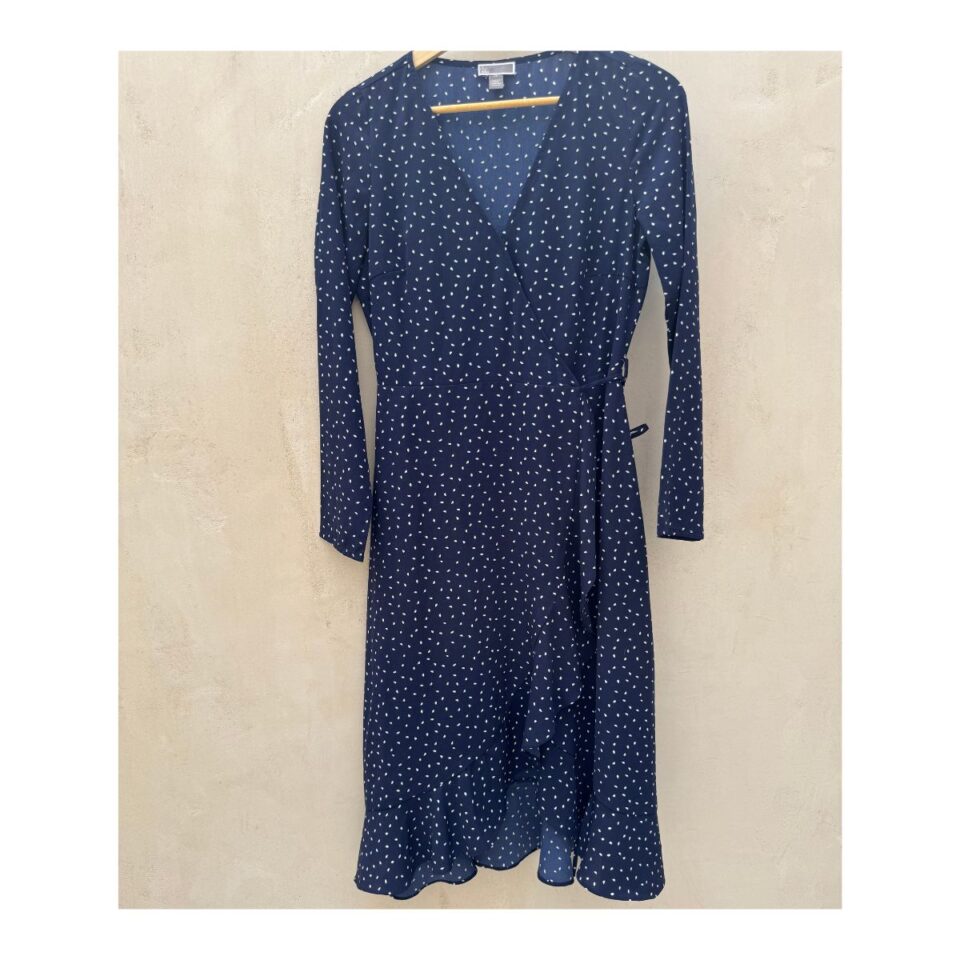 Vestido wrap azul marino con polka dots y cinturón. Estilo romántico frances. soft girl. Prenda preloved curada por Amelie