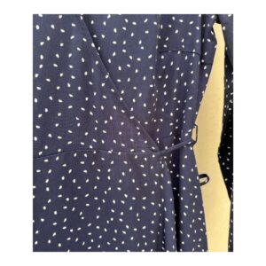 Vestido wrap azul marino con polka dots y cinturón. Estilo romántico frances. soft girl. Prenda preloved curada por Amelie