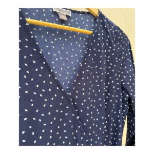 Vestido wrap azul marino con polka dots y cinturón. Estilo romántico frances. soft girl. Prenda preloved curada por Amelie