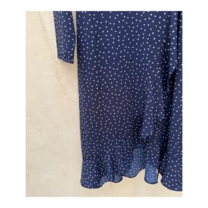 Vestido wrap azul marino con polka dots y cinturón. Estilo romántico frances. soft girl. Prenda preloved curada por Amelie