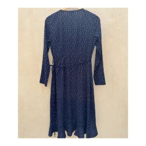 Vestido wrap azul marino con polka dots y cinturón. Estilo romántico frances. soft girl. Prenda preloved curada por Amelie