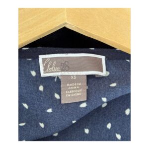 Vestido wrap azul marino con polka dots y cinturón. Estilo romántico frances. soft girl. Prenda preloved curada por Amelie
