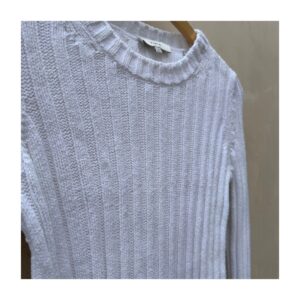 Pullover blanco de Vince de segunda mano, estilo Mock Neck en algodón italiano, talla S, punto acanalado ceñido con silueta minimalista.