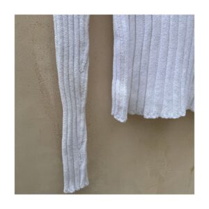 Pullover blanco de Vince de segunda mano, estilo Mock Neck en algodón italiano, talla S, punto acanalado ceñido con silueta minimalista.