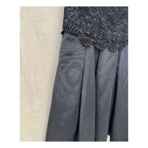 Vestido negro de segunda mano WHBM con encaje floral y falda plisada, talla 0, forrado y cierre invisible.ropa usada