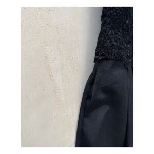 Vestido negro de segunda mano WHBM con encaje floral y falda plisada, talla 0, forrado y cierre invisible.ropa usada