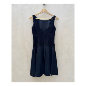 Vestido negro de segunda mano WHBM con encaje floral y falda plisada, talla 0, forrado y cierre invisible.ropa usada