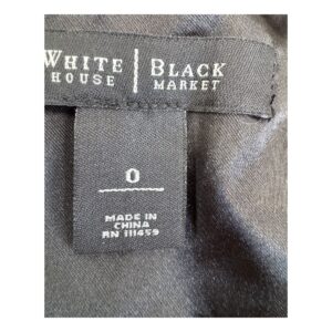 Vestido negro de segunda mano WHBM con encaje floral y falda plisada, talla 0, forrado y cierre invisible.ropa usada