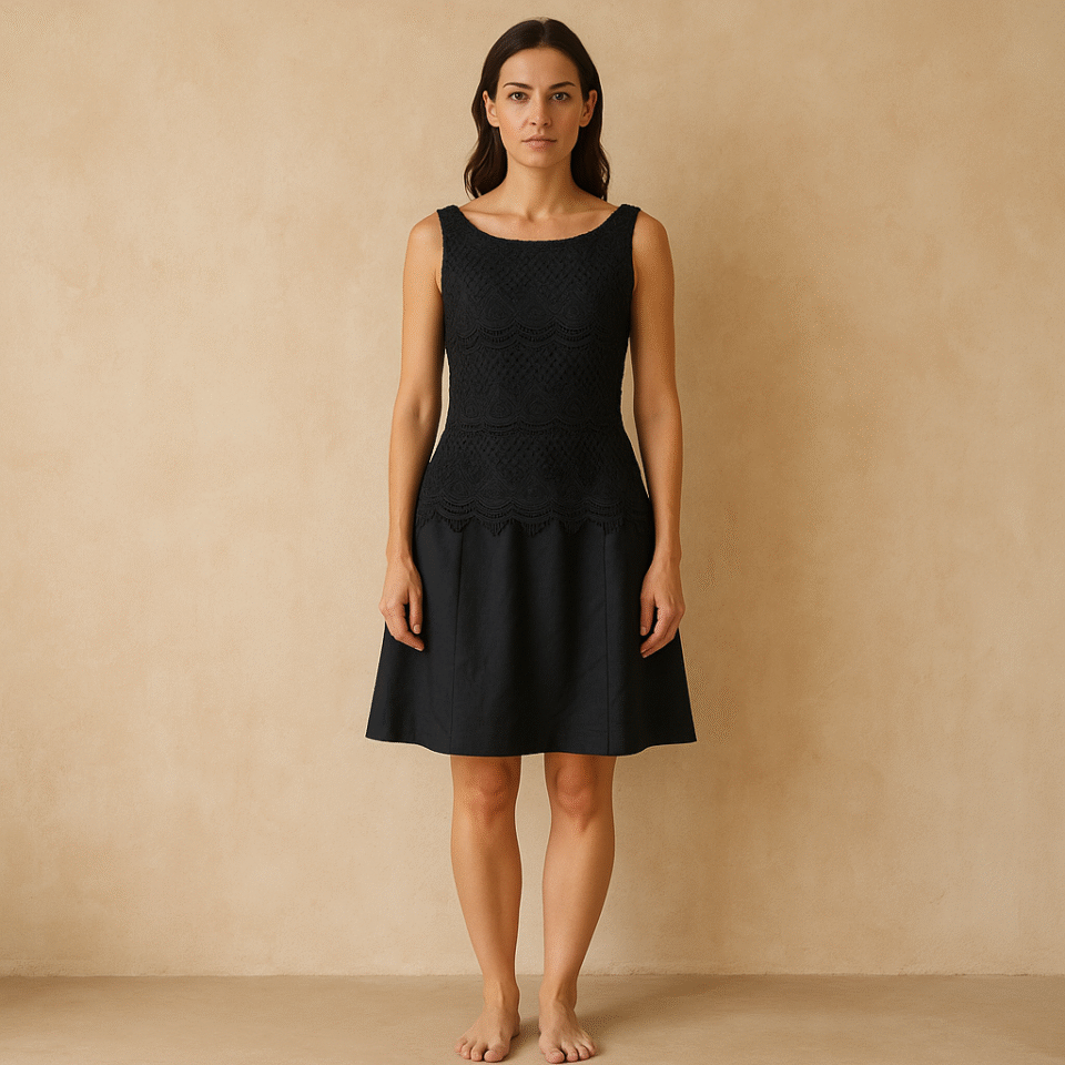 Vestido negro de segunda mano WHBM con encaje floral y falda plisada, talla 0, forrado y cierre invisible.ropa usada