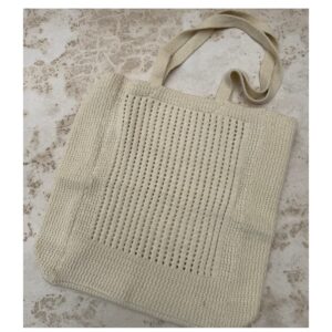 Bolso tejido en marfil con calados artesanales. Ideal para resort, playa y verano