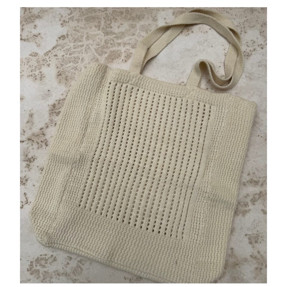 Bolso tejido en marfil con calados artesanales. Ideal para resort, playa y verano